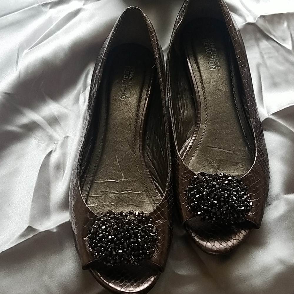 Beautiful Kenneth Cole Pewter peeptoe dress flats